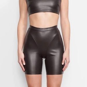 SKIMS | faux leather bike short | size M | soot